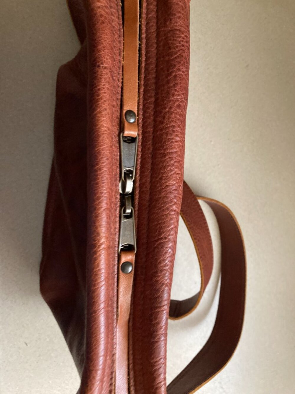 Love 41 Love41 Saddleback Leather London Sling SMALL Bull Dog Tan RARE!!! - Picture 4 of 12